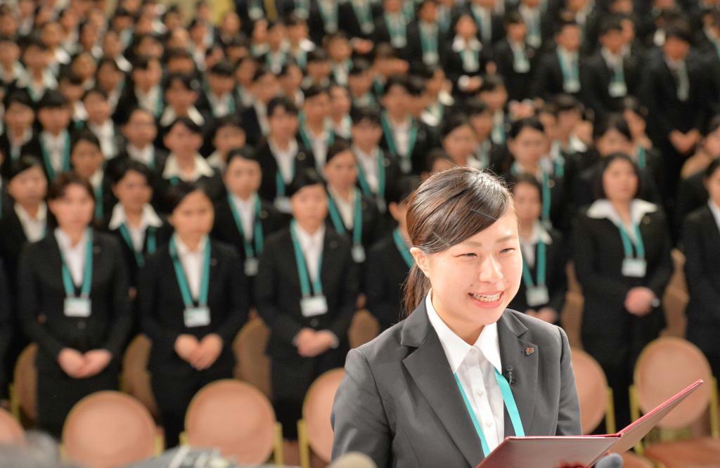 セブン＆アイの合同入社式で新入社員代表として「誓いの言葉」を述べる久保有澄さん＝１９日午前、東京都港区