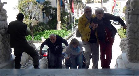 ３月１８日、首都チュニスで博物館襲撃テロに巻き込まれ、決死の思いで脱出を図った観光客ら＝２０１５年、チュニジア（ゲッティ＝共同）