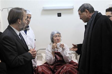 チュニジアのハビブ・シド首相（右）の見舞いを受ける女性（中央）。ＮＨＫは結城法子さんとしている＝２０１５年３月１８日、チュニジア（ゲッティ＝共同）