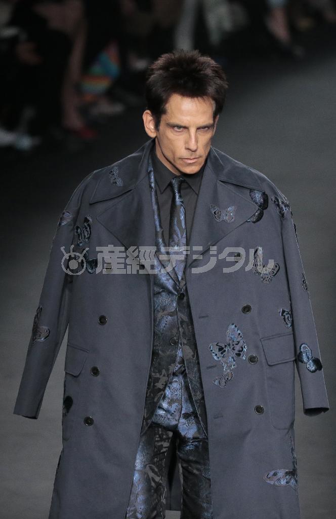 ヴァレンティノのファッションショーに登場し、来年２月に監督、主演、脚本を務める新作が公開されることを発表したベン・スティラー＝２０１５年３月１１日、フランス・首都パリ（ＡＰ）