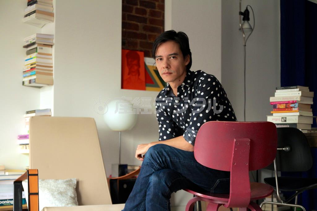 「最初からドキュメンタリーでデザイナーの人生を撮りたいと考えていた」と語るフレデリック・チェン監督＝２０１４年１２月５日（アルシネテラン提供）