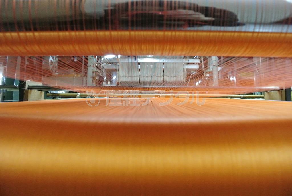 経糸がセットされた織機。ここに緯糸が通され、美しい紋様の金襴生地に仕上げられる＝２０１５年３月１０日（提供写真）