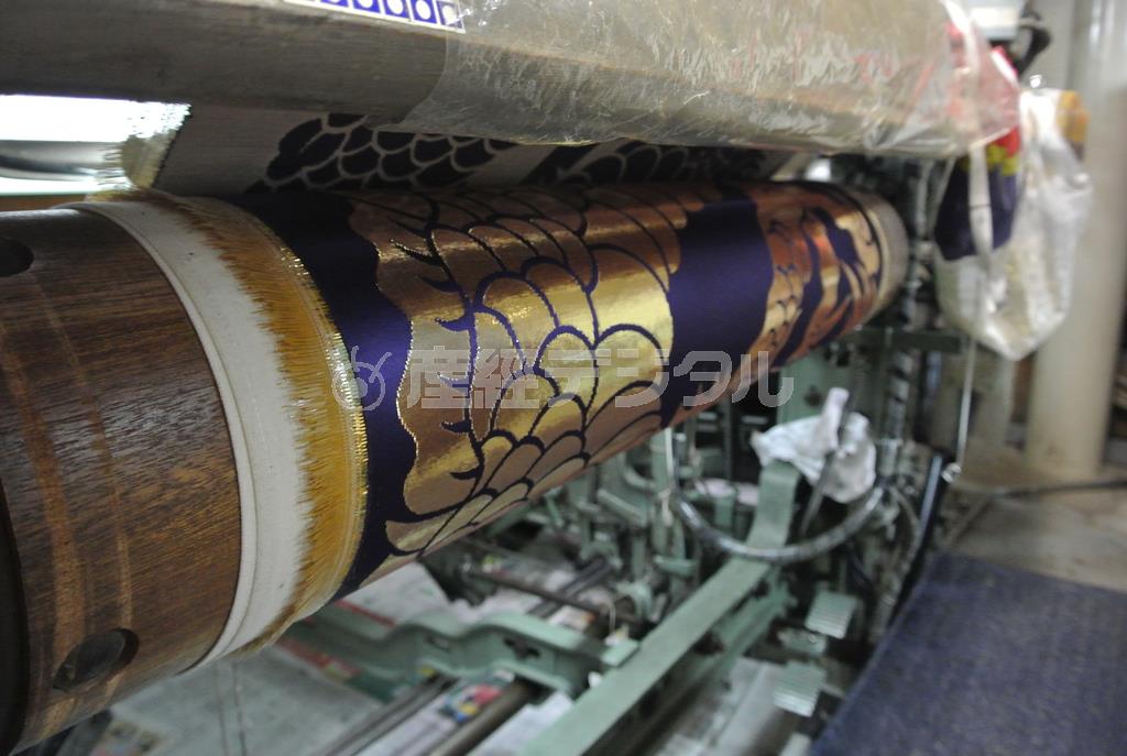 引箔を始めとした緯糸が通り、仕上げられた生地。寺院などの装飾に用いられる＝２０１５年３月１０日（提供写真）