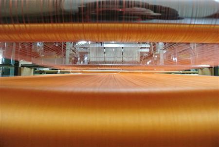 経糸がセットされた織機。ここに緯糸が通され、美しい紋様の金襴生地に仕上げられる＝２０１５年３月１０日（提供写真）