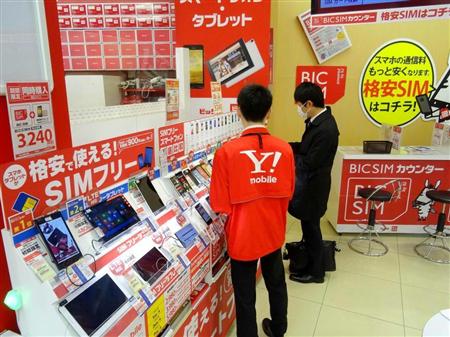 通信料金を抑えられるＳＩＭフリー端末、格安ＳＩＭの人気はますます高まりそうだ＝東京都新宿区の「ビックロビックカメラ新宿東口店」