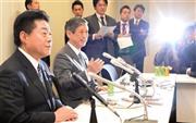 新たな安全保障法制に関する与党協議会後、記者会見する自民党の高村（こうむら）正彦副総裁（奥）と公明党の北側（きたがわ）一雄副代表＝２０１５年３月２０日午後、衆院第２議員会館（酒巻俊介撮影）