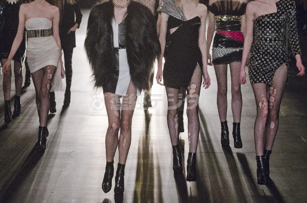 パリ・ファッション・ウイークのショーで最新モードを身にまとい歩くモデルたち＝２０１５年３月９日、フランス・首都パリ（ＡＰ）