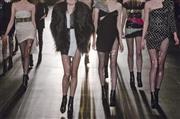 パリ・ファッション・ウイークのショーで最新モードを身にまとい歩くモデルたち＝２０１５年３月９日、フランス・首都パリ（ＡＰ）