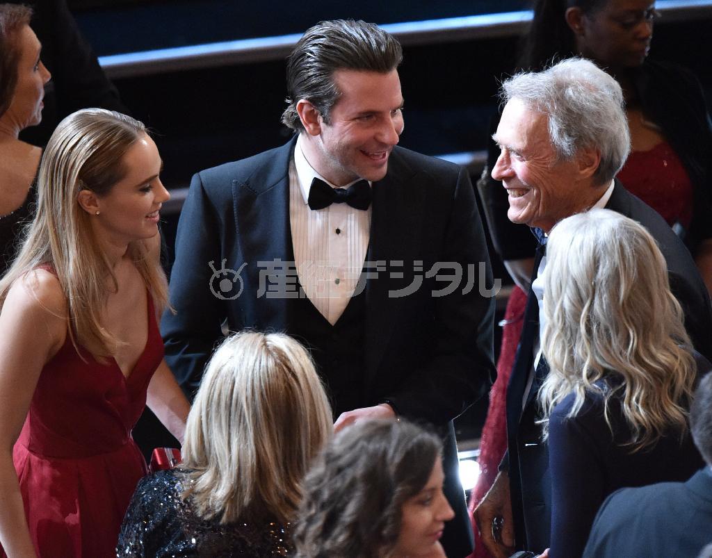 米俳優、ブラッドリー・クーパーさん（中央）と恋人で英モデルのスキ・ウオーターハウスさん（左端）＝２０１５年２月２２日、米カリフォルニア州ロサンゼルス（ＡＰ）