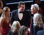 米俳優、ブラッドリー・クーパーさん（中央）と恋人で英モデルのスキ・ウオーターハウスさん（左端）＝２０１５年２月２２日、米カリフォルニア州ロサンゼルス（ＡＰ）