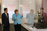根津美術館で展示品を鑑賞する安倍晋三（しんぞう）首相（左）とドイツのアンゲラ・メルケル首相＝２０１５年３月９日、東京都港区（代表撮影）