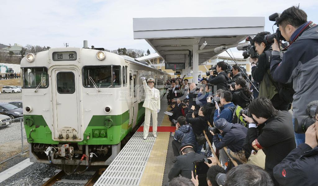 全線運転を再開したＪＲ石巻線の女川駅で行われた臨時列車の出発式＝２０１５年３月２１日午後、宮城県牡鹿郡女川町（共同）