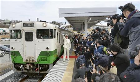 全線運転を再開したＪＲ石巻線の女川駅で行われた臨時列車の出発式＝２０１５年３月２１日午後、宮城県牡鹿郡女川町（共同）