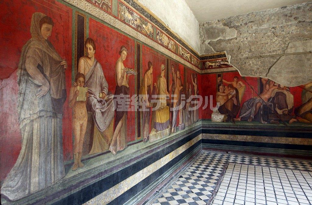 修復が完了したポンペイ遺跡の「秘儀荘」にあるフレスコ画の壁画＝２０１５年３月２０日、イタリア・ポンペイ（ロイター）