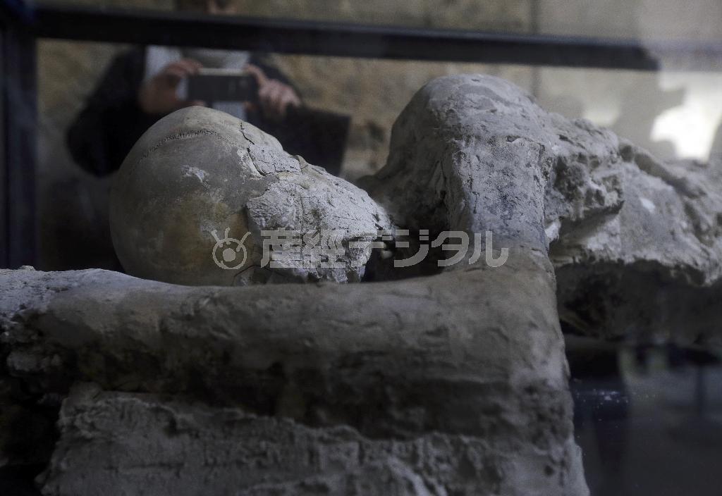 「秘儀荘」には、土中の人型の空間に石膏を流し込んでつくった大噴火の犠牲者のレプリカも展示されている＝２０１５年３月２０日、イタリア・ポンペイ（ＡＰ）