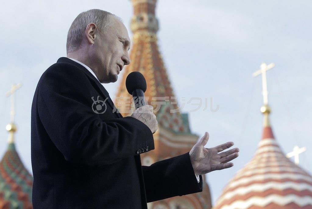 首都モスクワで開かれたクリミア編入１周年を記念するコンサートで聴衆に語りかけるウラジーミル・プーチン大統領＝２０１５年３月１８日、ロシア（ロイター）