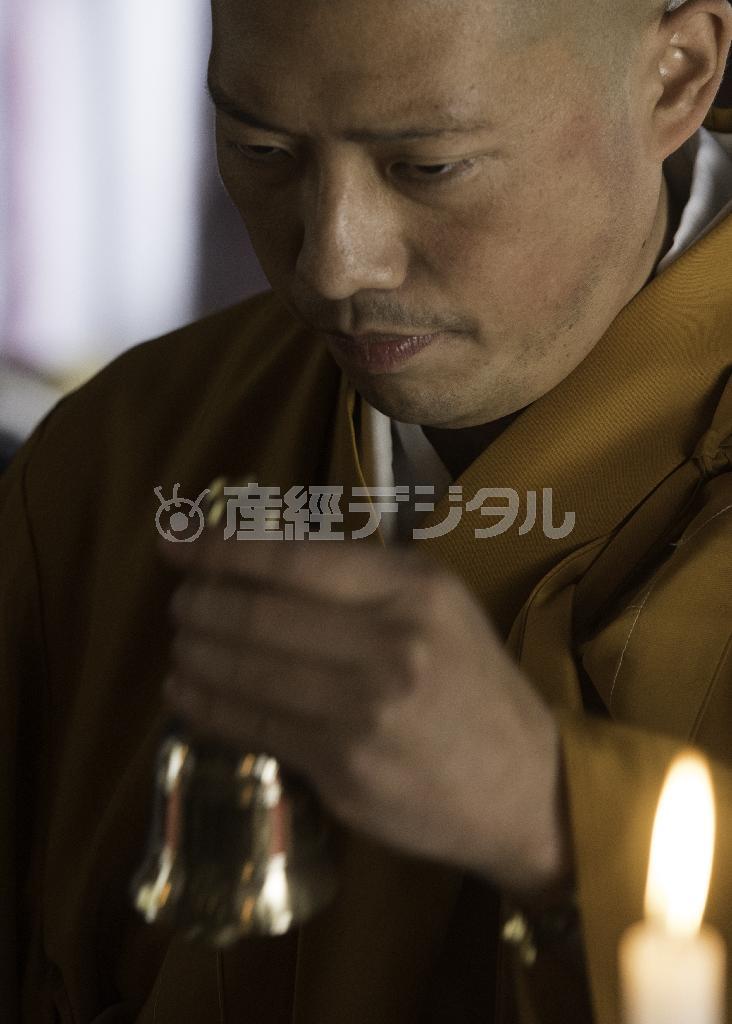 参拝した人たちの読経の中、仏様をもてなす護摩法要が粛々と執り行われた＝２０１５年３月１５日、神奈川県鎌倉市十二所の明王院（渡辺照明撮影）