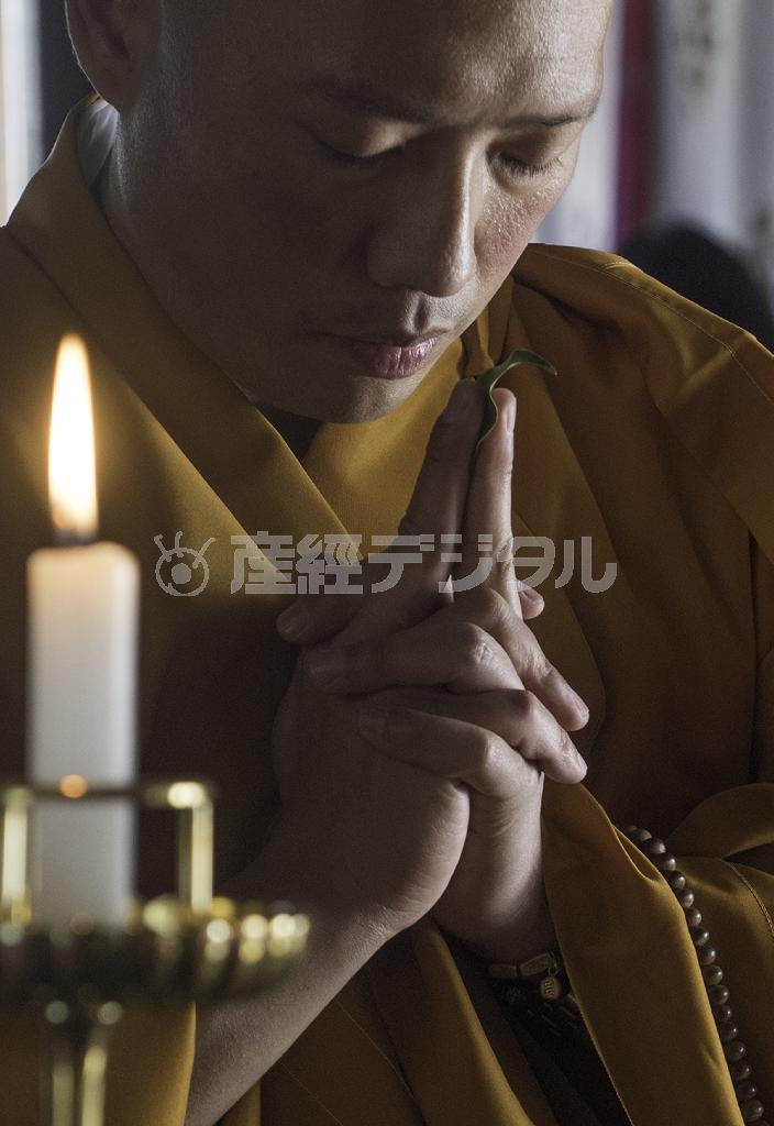 参拝した人たちの読経の中、仏様をもてなす護摩法要が粛々と執り行われた＝２０１５年３月１５日、神奈川県鎌倉市十二所の明王院（渡辺照明撮影）