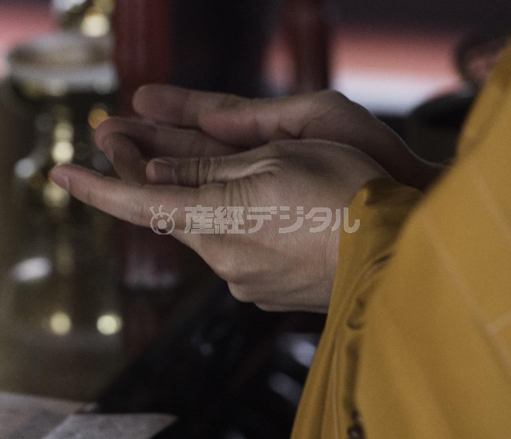 参拝した人たちの読経の中、仏様をもてなす護摩法要が粛々と執り行われた＝２０１５年３月１５日、神奈川県鎌倉市十二所の明王院（渡辺照明撮影）