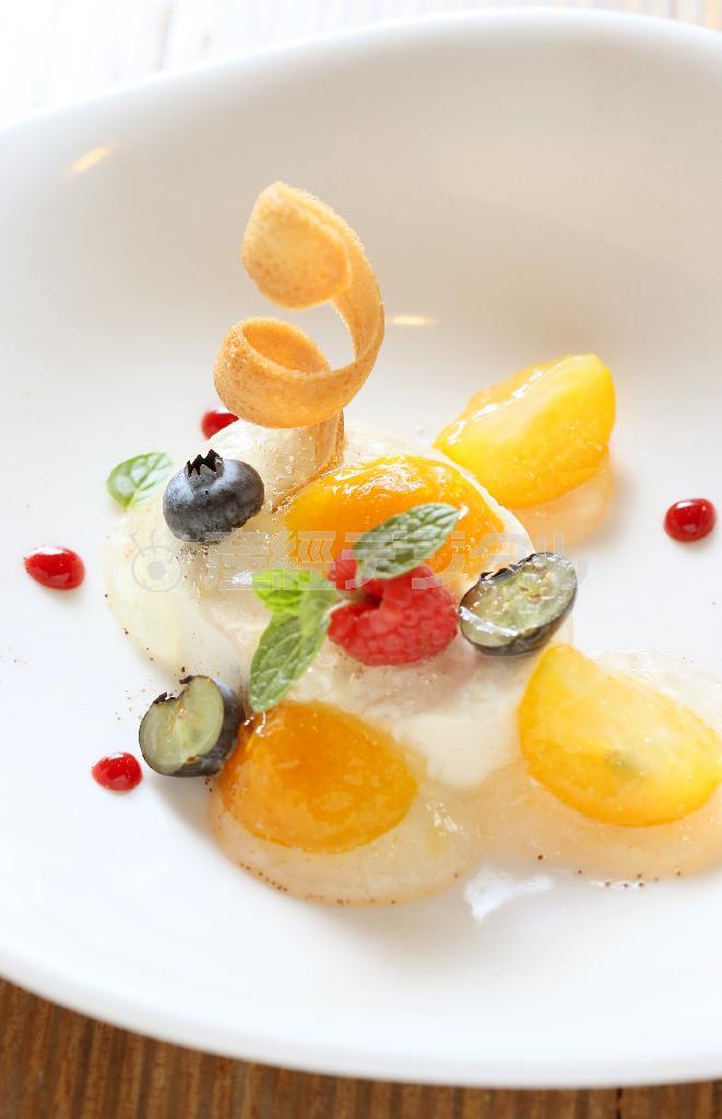 「ほうじ茶のブラマンジェと金柑のコンポート」はお茶を使った京都らしいデザート。金柑の甘酸っぱい味わいにフルフルのブラマンジェの優しい甘さが舌を楽しませる＝２０１５年３月１０日、京都市下京区（志儀駒貴撮影）