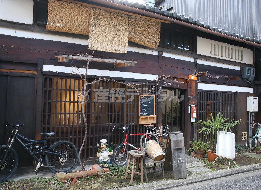 看板がなければ見落としてしまいそうなア・プ・プレ。路地裏にひっそりとたたずむ＝２０１５年３月１０日、京都市下京区（志儀駒貴撮影）