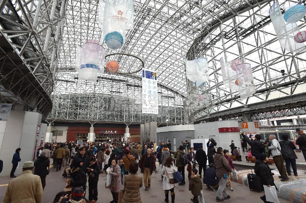 北陸新幹線が開業し大勢の人たちでにぎわうJR金沢駅＝１４日午前、石川県金沢市（頼光和弘撮影）