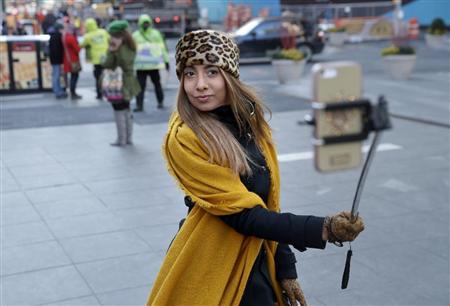 世界で一番美しいのは…「自撮り棒」を使って撮影する女性＝米国・ニューヨーク（ＡＰ）