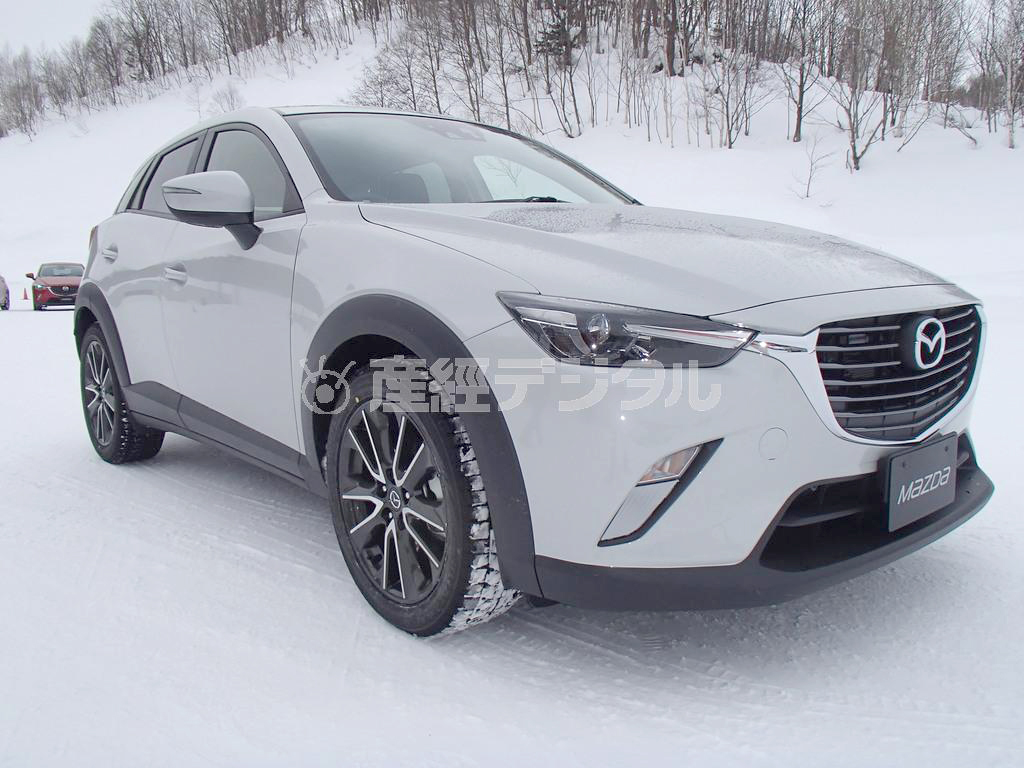 マツダが発売したＣＸ－３。雪道では「ｉ－アクティブＡＷＤ」と名付けた独自の４ＷＤが性能を発揮する＝北海道士別市