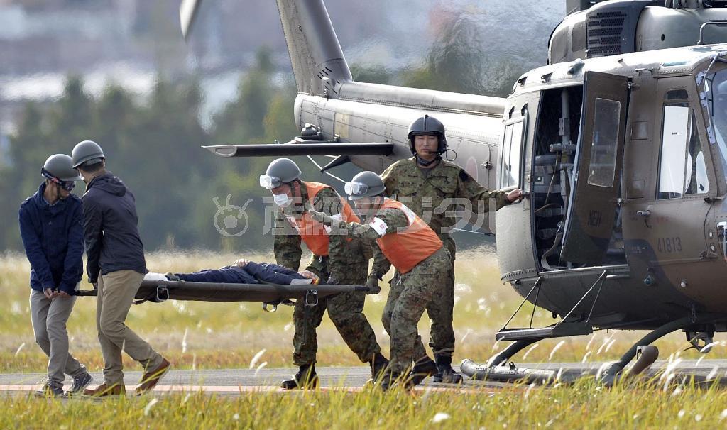 広域医療搬送の訓練で、ヘリから患者を運び出す自衛隊員ら＝２０１４年１１月、宮城県仙台市若林区の陸上自衛隊霞目駐屯地（共同）