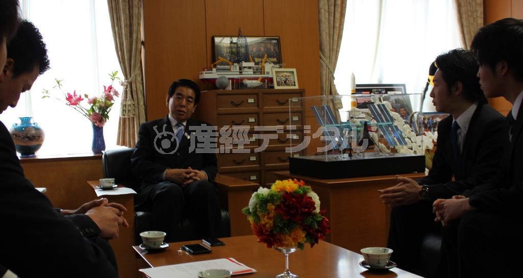 学生記者の質問に答える下村博文（しもむら・はくぶん）・文部科学相＝２０１５（平成２７）年２月１０日、東京都文京区（４大学＿有志学生記者撮影）