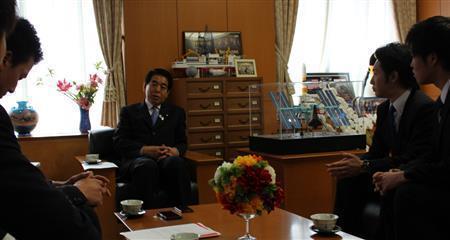 学生記者の質問に答える下村博文（しもむら・はくぶん）・文部科学相＝２０１５（平成２７）年２月１０日、東京都文京区（４大学＿有志学生記者撮影）