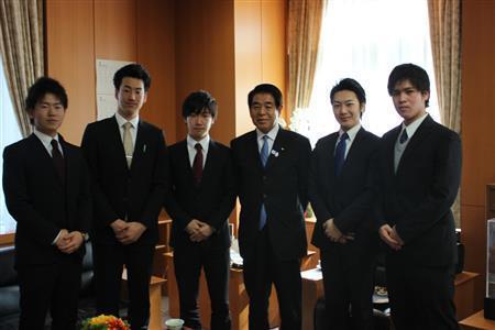 学生記者らを「志を持って」と激励した下村博文（はくぶん）氏（右から３人目）＝２０１５年２月１０日、東京都文京区（小塩史人撮影）