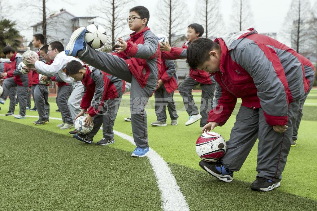 中国東部の浙江省杭州で、体育の授業中にサッカーに興じる小学生たち。中国は今後２年で２万校のサッカー学校を設立して若い優れた才能を発掘し、Ｗ杯制覇への夢に近づこうとしている＝２０１５年３月１８日（ＡＰ）