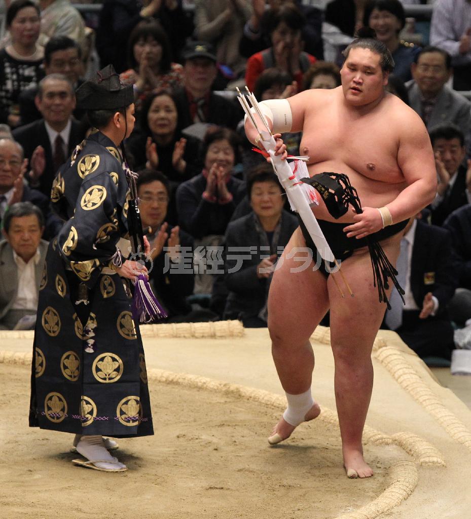 大関、豪栄道を破り、矢と懸賞を手にする照ノ富士＝２０１５年３月２２日、大阪市浪速区のボディメーカーコロシアム（永田直也撮影）