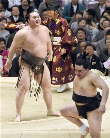 日馬富士（右）を寄り切りで破り、３４度目の優勝を決めた白鵬＝２０１５年３月２２日、大阪市浪速区のボディメーカーコロシアム（共同）