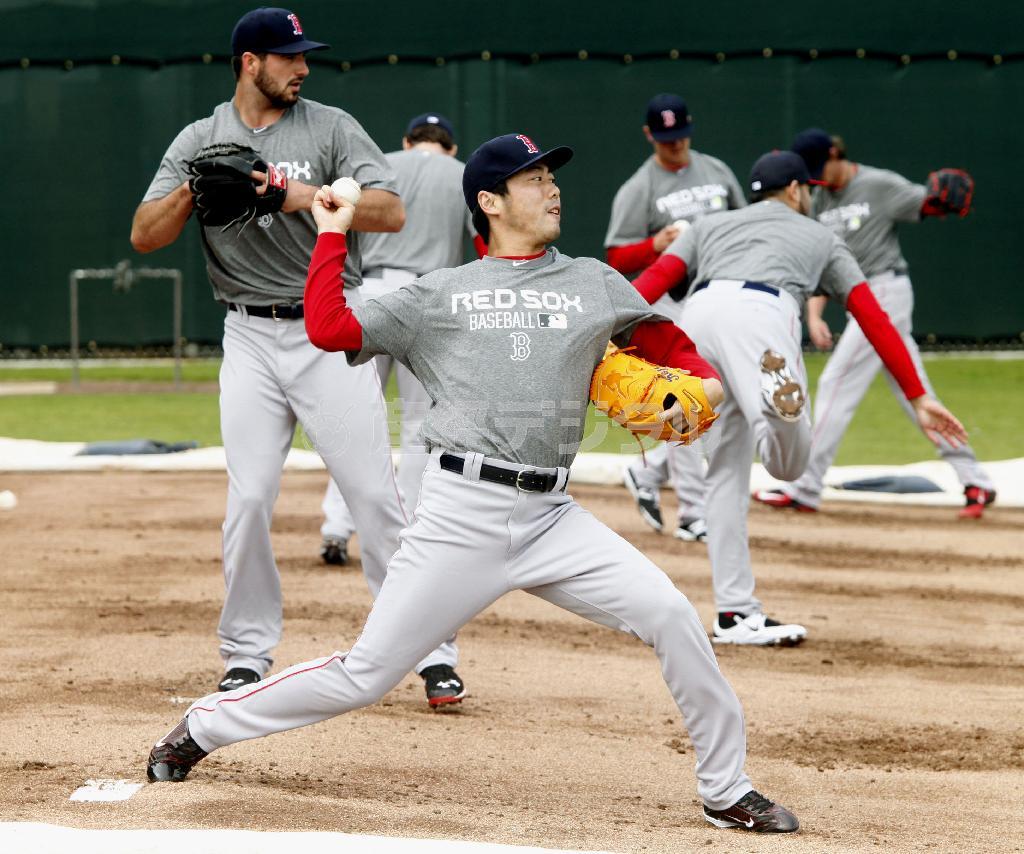 ３度目となるレッドソックスの春季キャンプでブルペン入りした上原浩治＝２０１５年、米フロリダ州フォートマイヤーズ（共同）