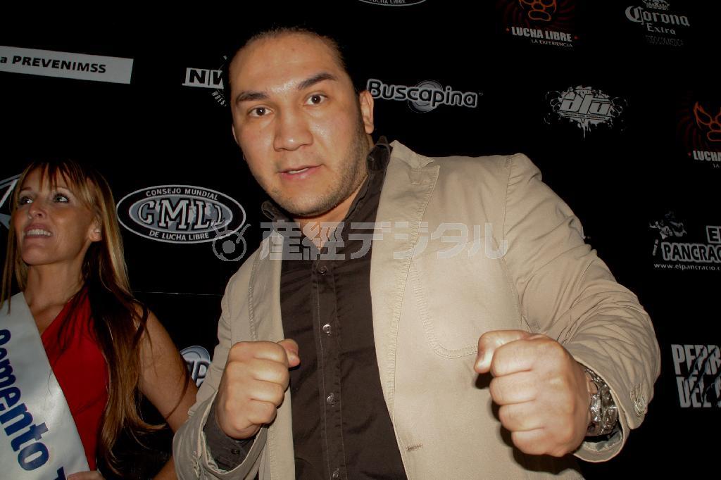 メキシコのプロレスラー、ペロ・アグアヨ・ジュニア選手＝２０１０年５月２７日、メキシコ・首都メキシコ市（ＡＰ）