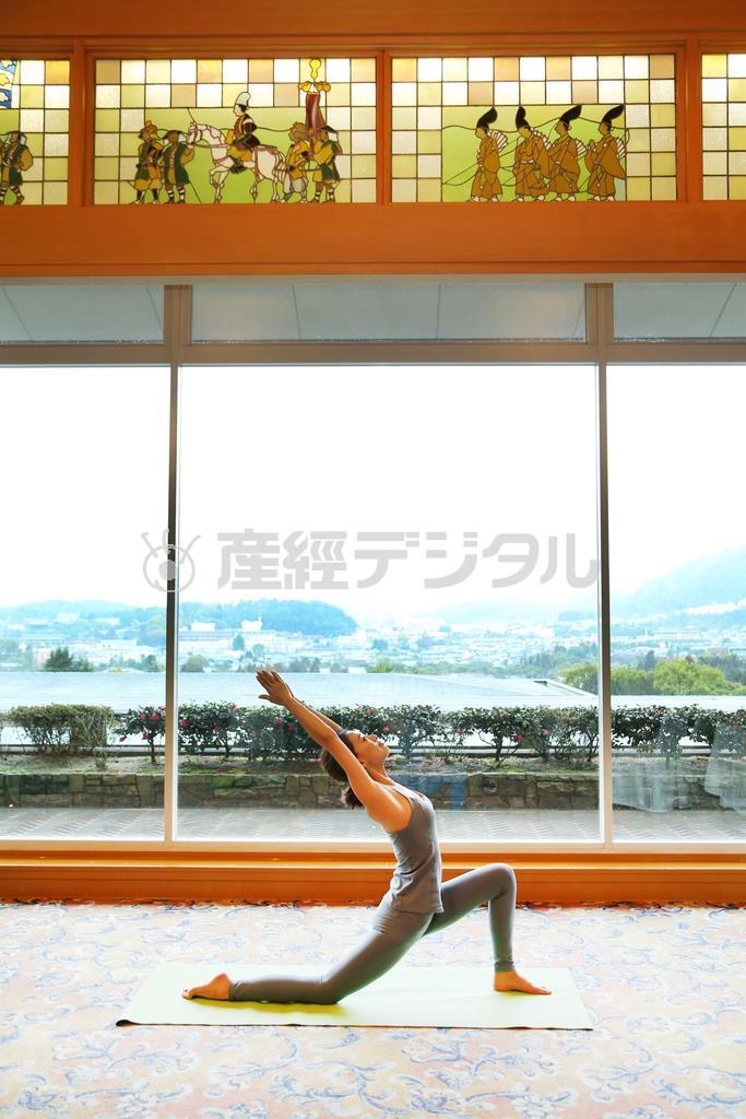 この日はあいにくの雨模様で窓からの光が弱かったのですが、実は晴天の日よりも雲のある天気の方が女性を撮るには、最適と言えるでしょう＝２０１５年２月２６日、京都市東山区（須藤夕子さん撮影）