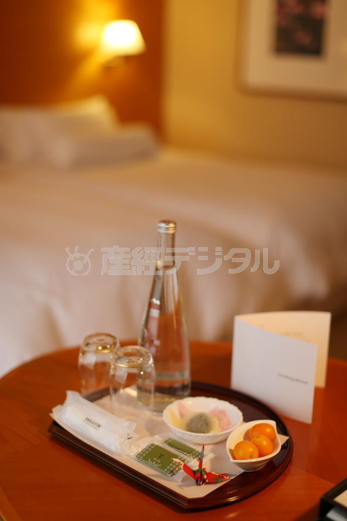 鶴だけにピントを浅めに合わせる場合、少しでも動くとブレるので、自分が壁に張り付くなどしっかりと固定した状態で撮ると良いでしょう＝２０１５年２月２６日、京都市東山区（須藤夕子さん撮影）