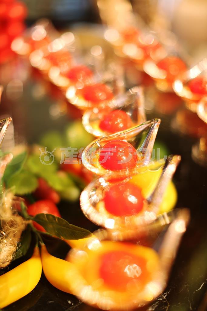 オートフォーカスで撮る場合、被写体が丸いモノや透明のガラスはピントが合いにくいので注意が必要です。このような場合はマニュアルフォーカスでのピント合わせがベターです＝２０１５年２月２６日、京都市東山区（須藤夕子さん撮影）