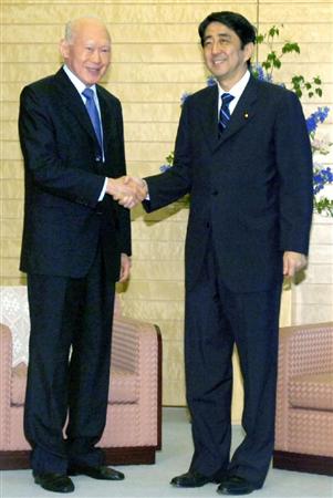 ２００７年５月、安倍首相（右）と握手するシンガポールのリー・クアンユー元首相＝首相官邸