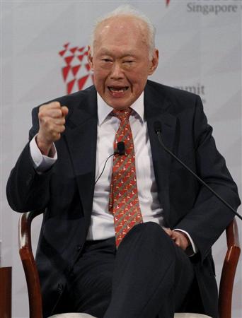 ２００９年１１月１３日、ＡＰＥＣＣＥＯサミットで講演するリー・クアンユー元首相（ロイター）