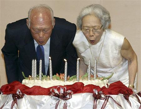 ２００３年９月１６日、妻と８０歳の誕生日を祝うリー・クアンユー元首相