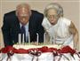 ２００３年９月１６日、妻と８０歳の誕生日を祝うリー・クアンユー元首相
