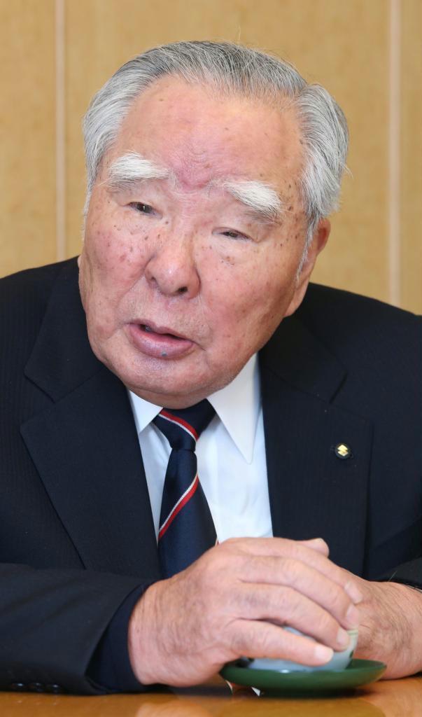 インタビューに答える鈴木修・スズキ会長兼社長（野村成次撮影）