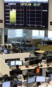日経平均株価が２万円台に迫る東京株式市場の動向がモニターに表示されたディーリングルーム＝２４日午前、東京・大手町の野村ホールディングス（寺河内美奈撮影）
