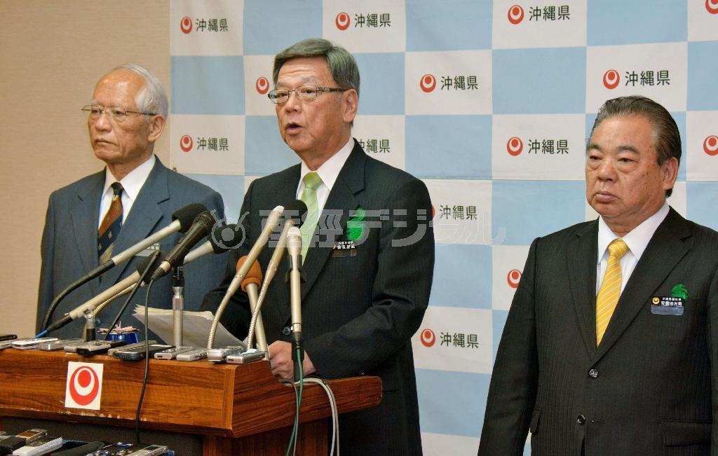 名護市辺野古沿岸部の海底調査停止指示について、記者会見する沖縄県の翁長雄志（おなが・たけし）知事（中央）＝２０１５年３月２３日午後、沖縄県那覇市・沖縄県庁（共同）