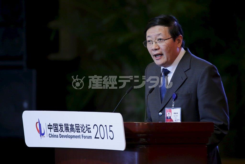 経済フォーラムで演説する中国の楼継偉財政相＝２０１５年３月２２日、中国・首都北京市（ロイター）