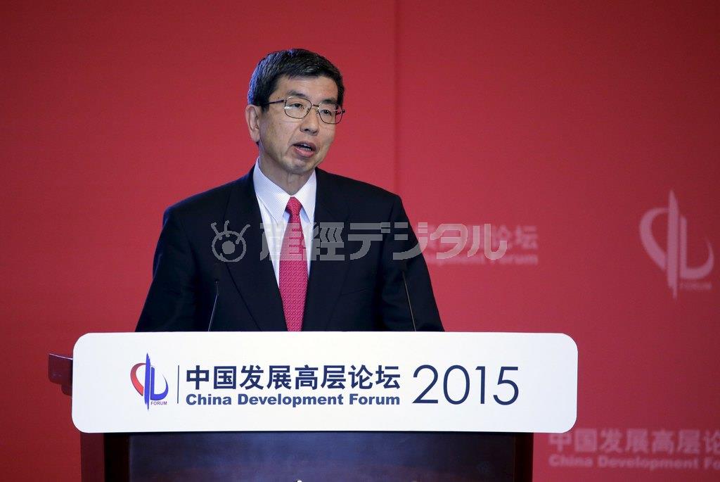 経済フォーラムで演説するアジア開発銀行の中尾武彦総裁＝２０１５年３月２２日、中国・首都北京市（ロイター）