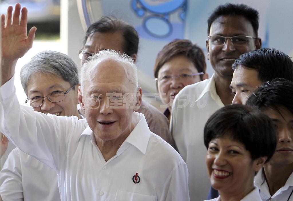 シンガポールで支持者に手を振る、在りし日のリー・クアンユー氏＝２０１１年４月２７日（ＡＰ）